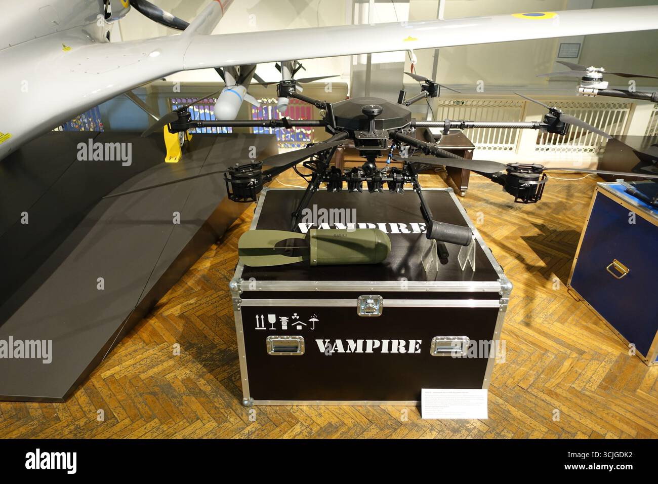 Un drone ukrainien Vampire usato in combattimento in Ucraina è in mostra al Museo di storia militare di Kiev Foto Stock