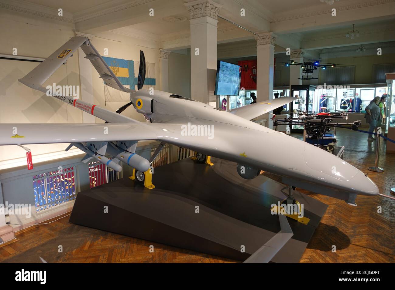 Un drone turco Bayraktar usato in combattimento in Ucraina è in mostra al Museo di storia militare di Kiev Foto Stock