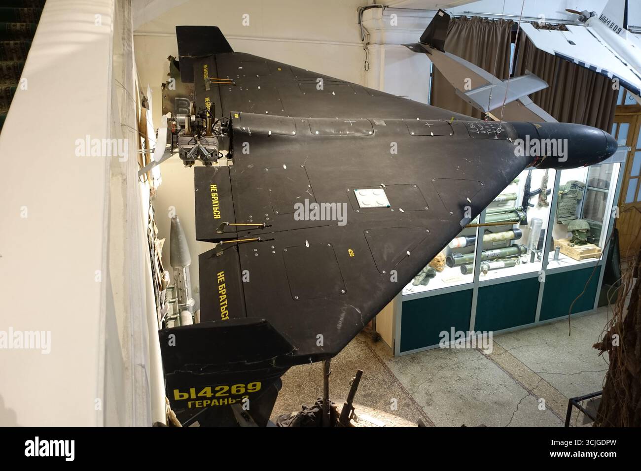 Un drone russo Shahed (Geran) utilizzato in combattimento in Ucraina è in mostra al Museo di storia militare di Kiev Foto Stock
