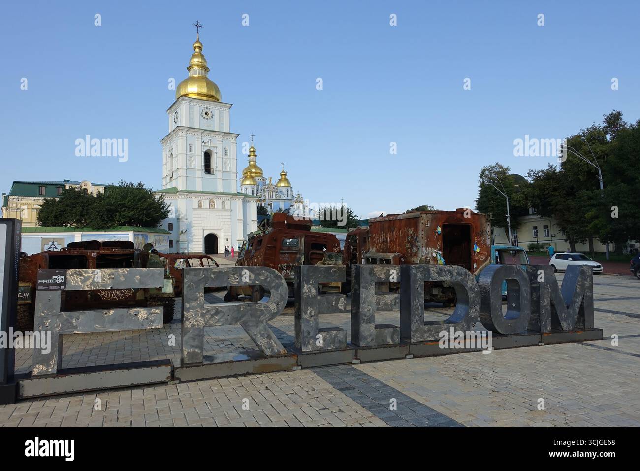 "Libertà" scritta in grandi lettere su una piazza di kiev, di fronte a una vecchia chiesa Foto Stock