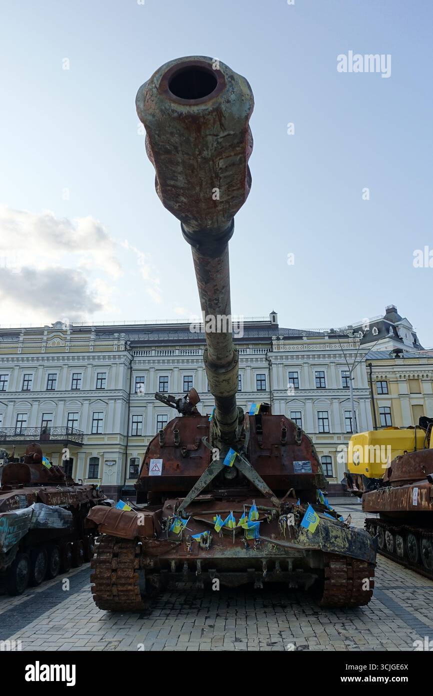 Equipaggiamento militare russo distrutto in combattimento e esposto per le strade di kiev, Ucraina Foto Stock