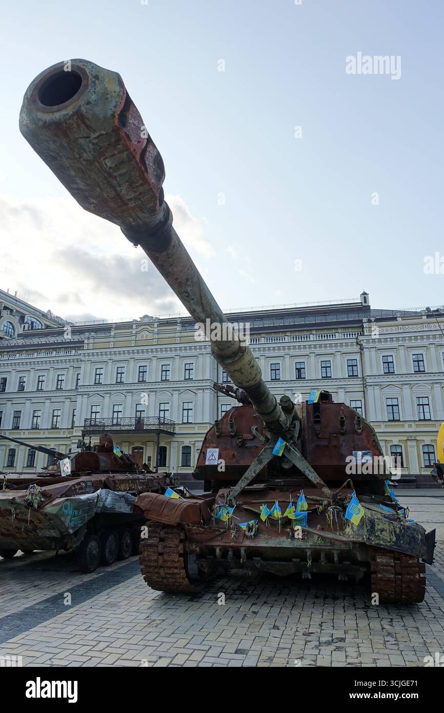 Equipaggiamento militare russo distrutto in combattimento e esposto per le strade di kiev, Ucraina Foto Stock