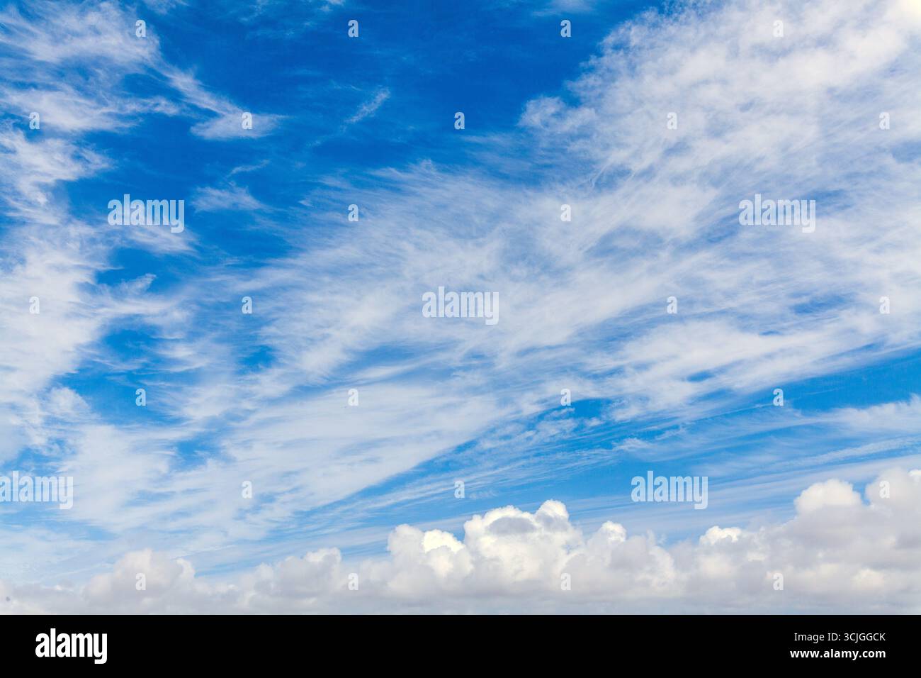 Un cielo blu vibrante pieno di nuvole di cirrus e morbide formazioni di cumulus, che creano uno sfondo naturale sereno ed esteso vicino a Cambelas Foto Stock