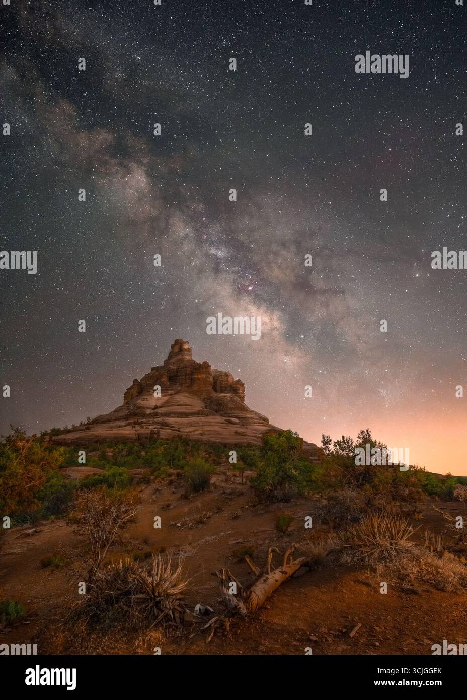 Stelle e cielo notturno della galassia della via Lattea sulla formazione rocciosa a Sedona, Arizona Foto Stock