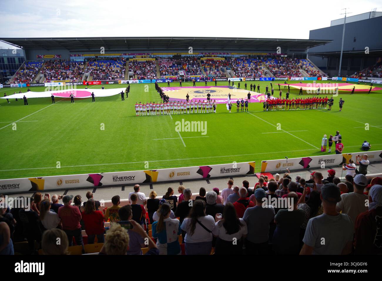 York, Inghilterra, 7 settembre 2025. Le squadre di Giappone e Spagna si sono schierate per gli Anthems nazionali nella Coppa del mondo di rugby femminile allo York Community Stadium di York. Crediti: Colin Edwards/Alamy Live News Foto Stock