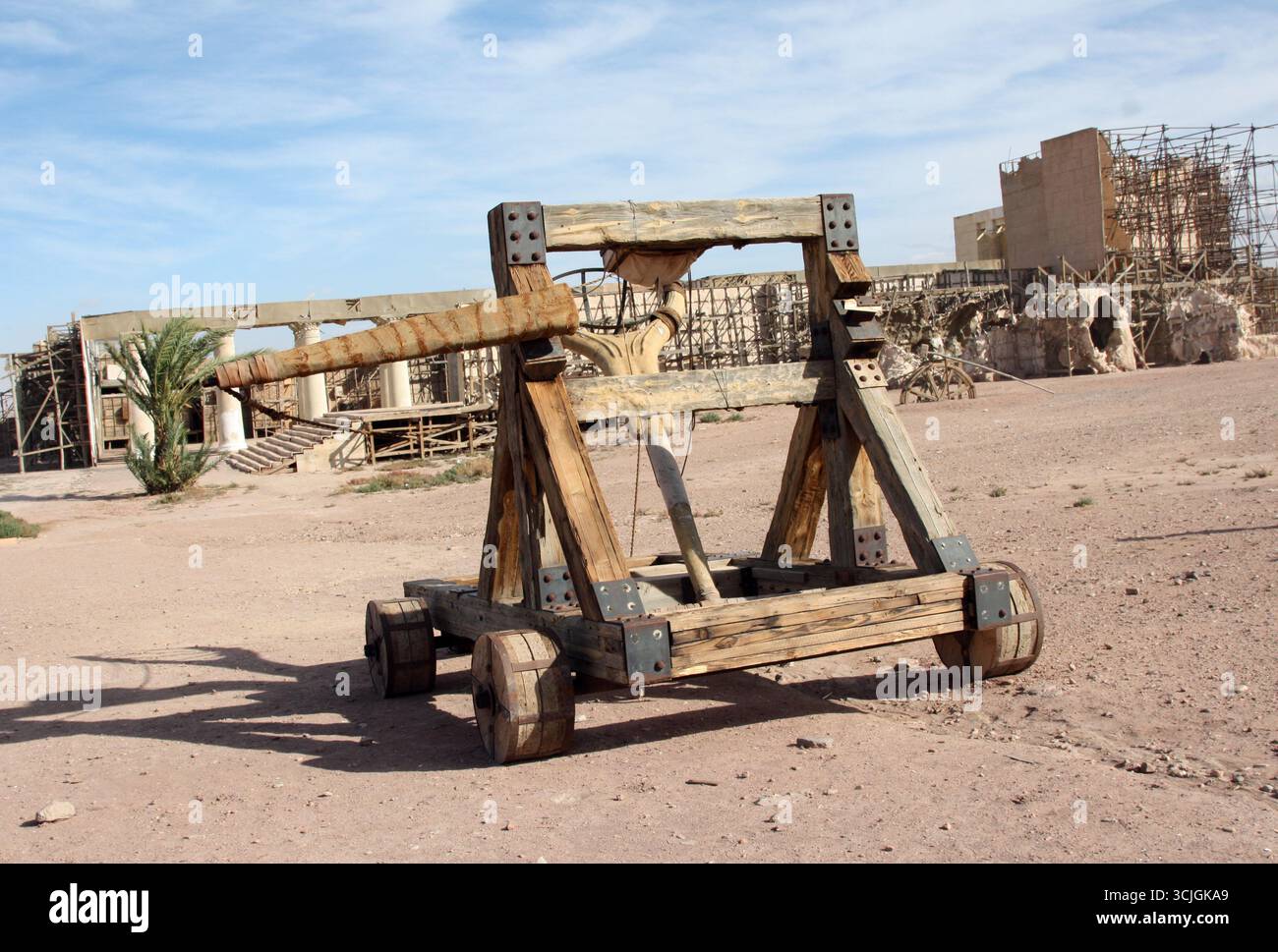 Una vista dettagliata di un'antica catapulta, un motore d'assedio medievale utilizzato per lanciare proiettili durante la guerra. Foto Stock