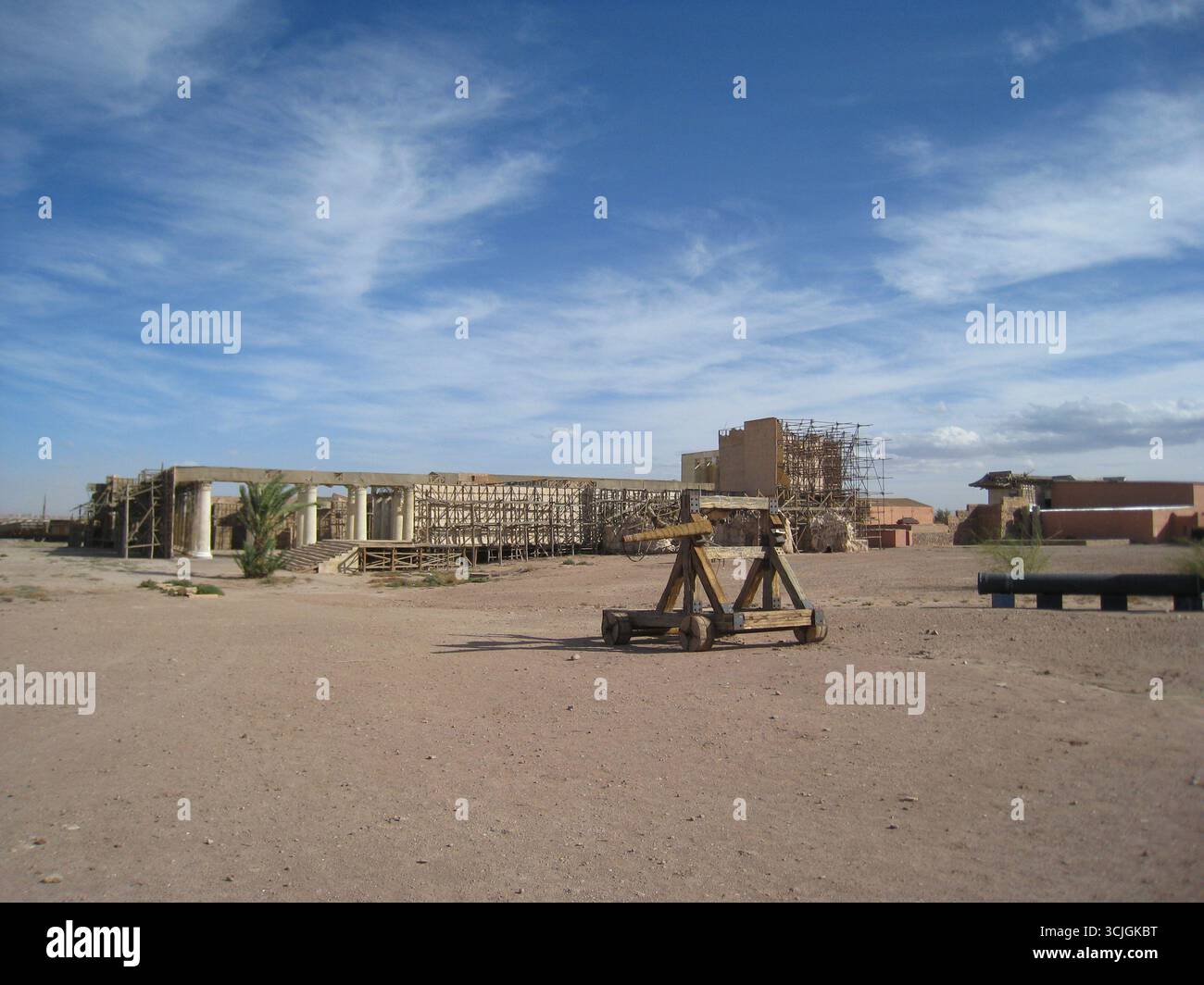 Una vista dettagliata di un'antica catapulta, un motore d'assedio medievale utilizzato per lanciare proiettili durante la guerra. Foto Stock
