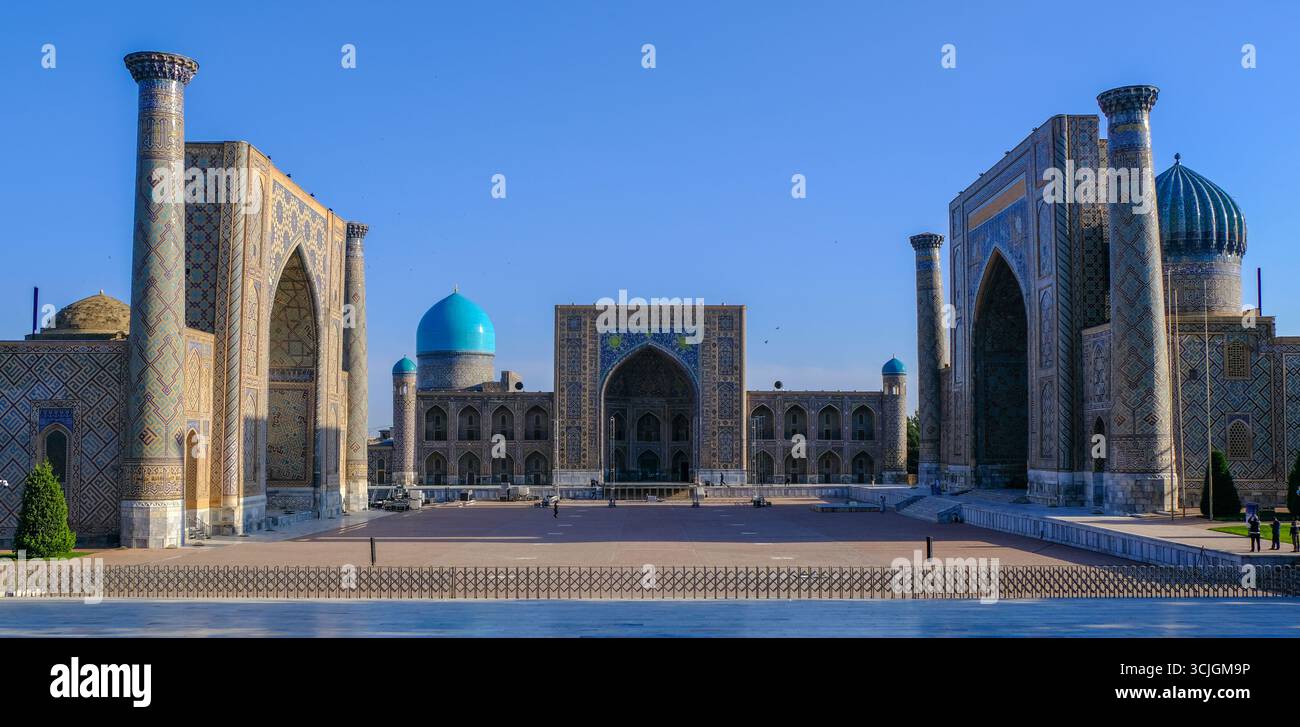 Il Registan era il cuore della città di Samarcanda dell'Impero timuride, ora in Uzbekistan Foto Stock