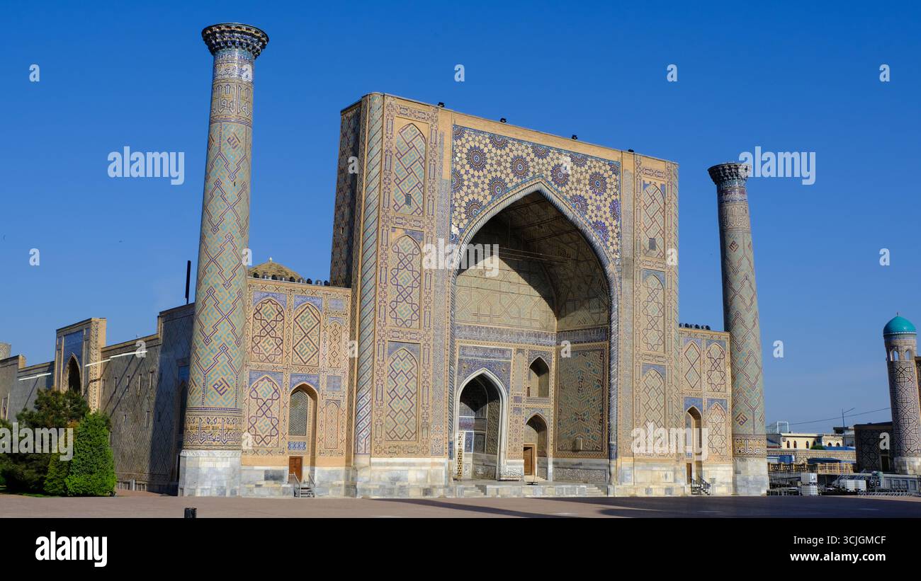 Il Registan era il cuore della città di Samarcanda dell'Impero timuride, ora in Uzbekistan Foto Stock