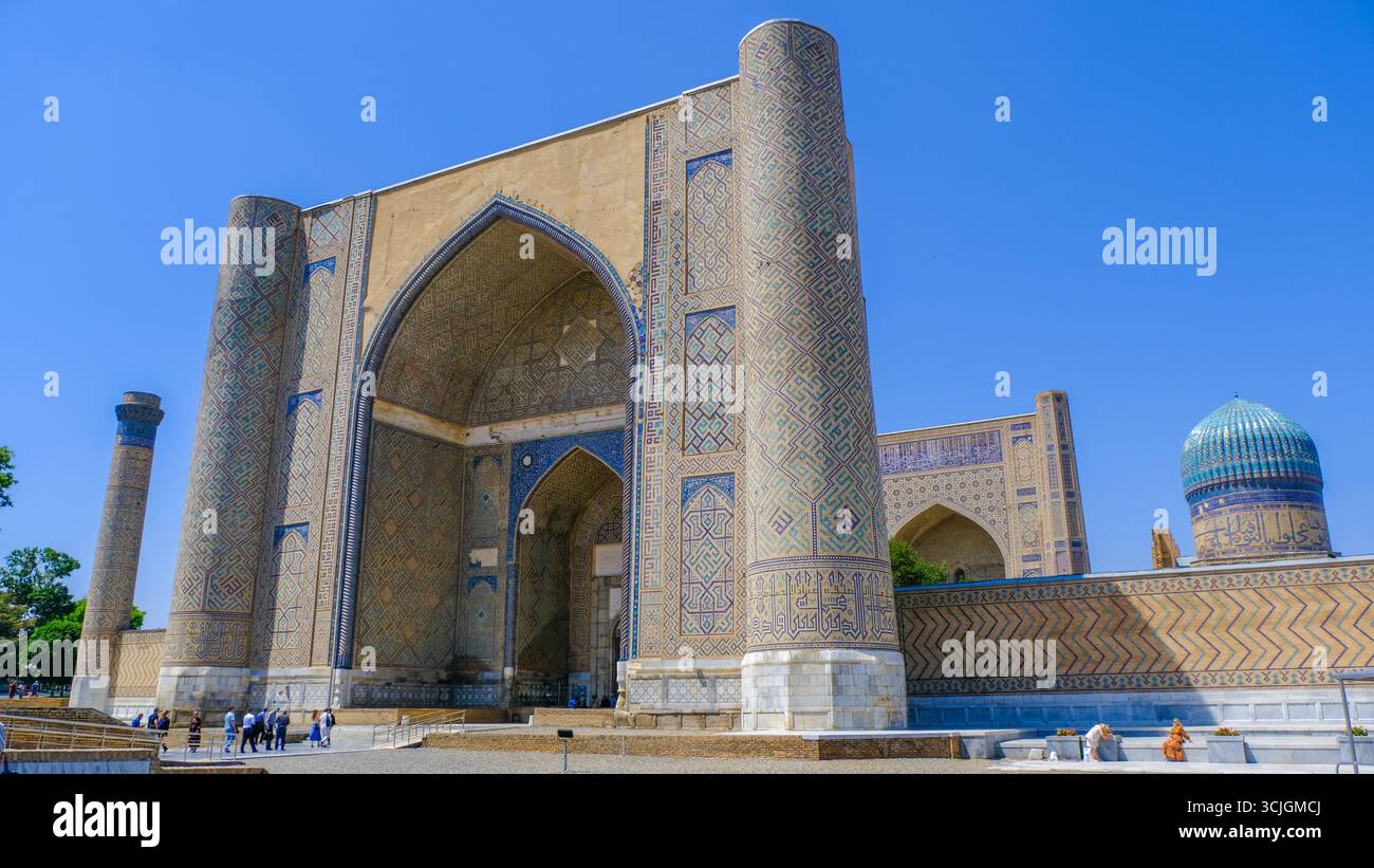 Il Registan era il cuore della città di Samarcanda dell'Impero timuride, ora in Uzbekistan Foto Stock