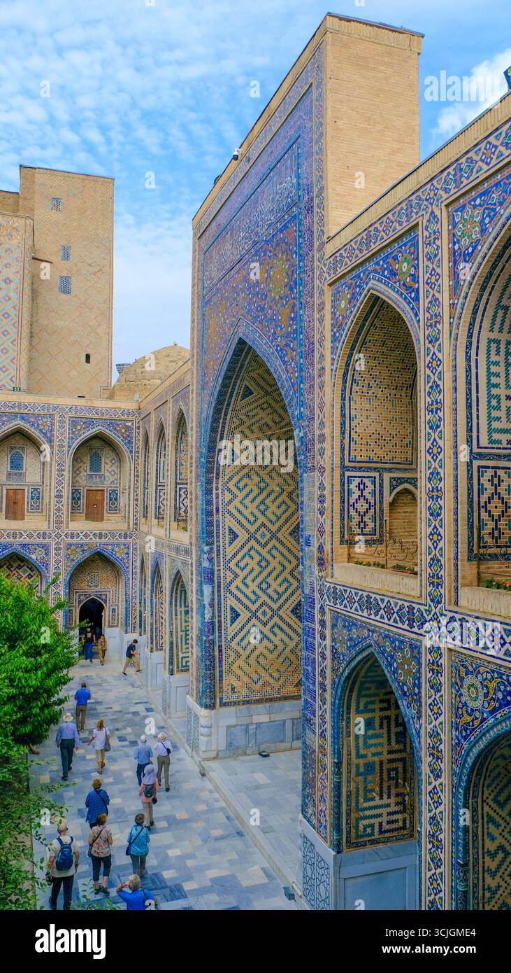 Il Registan era il cuore della città di Samarcanda dell'Impero timuride, ora in Uzbekistan Foto Stock