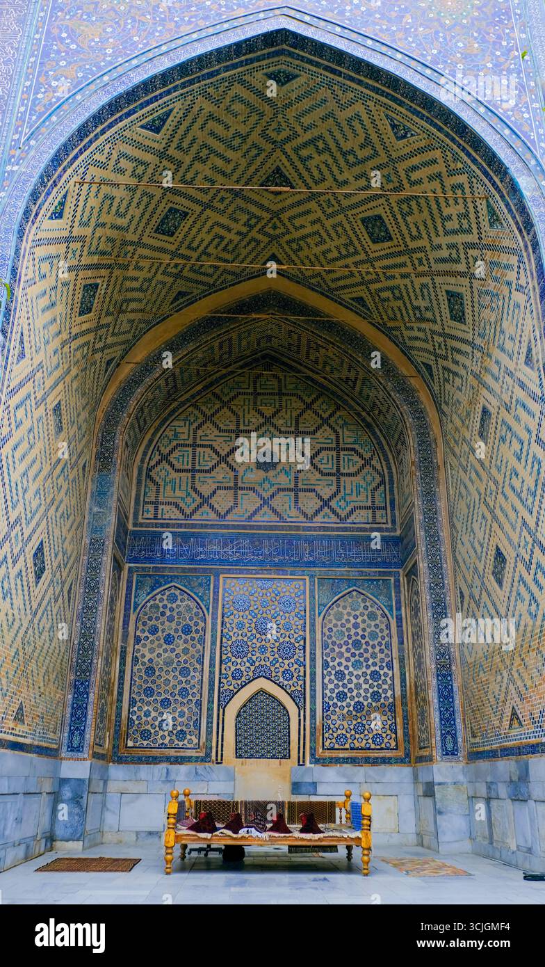 Il Registan era il cuore della città di Samarcanda dell'Impero timuride, ora in Uzbekistan Foto Stock