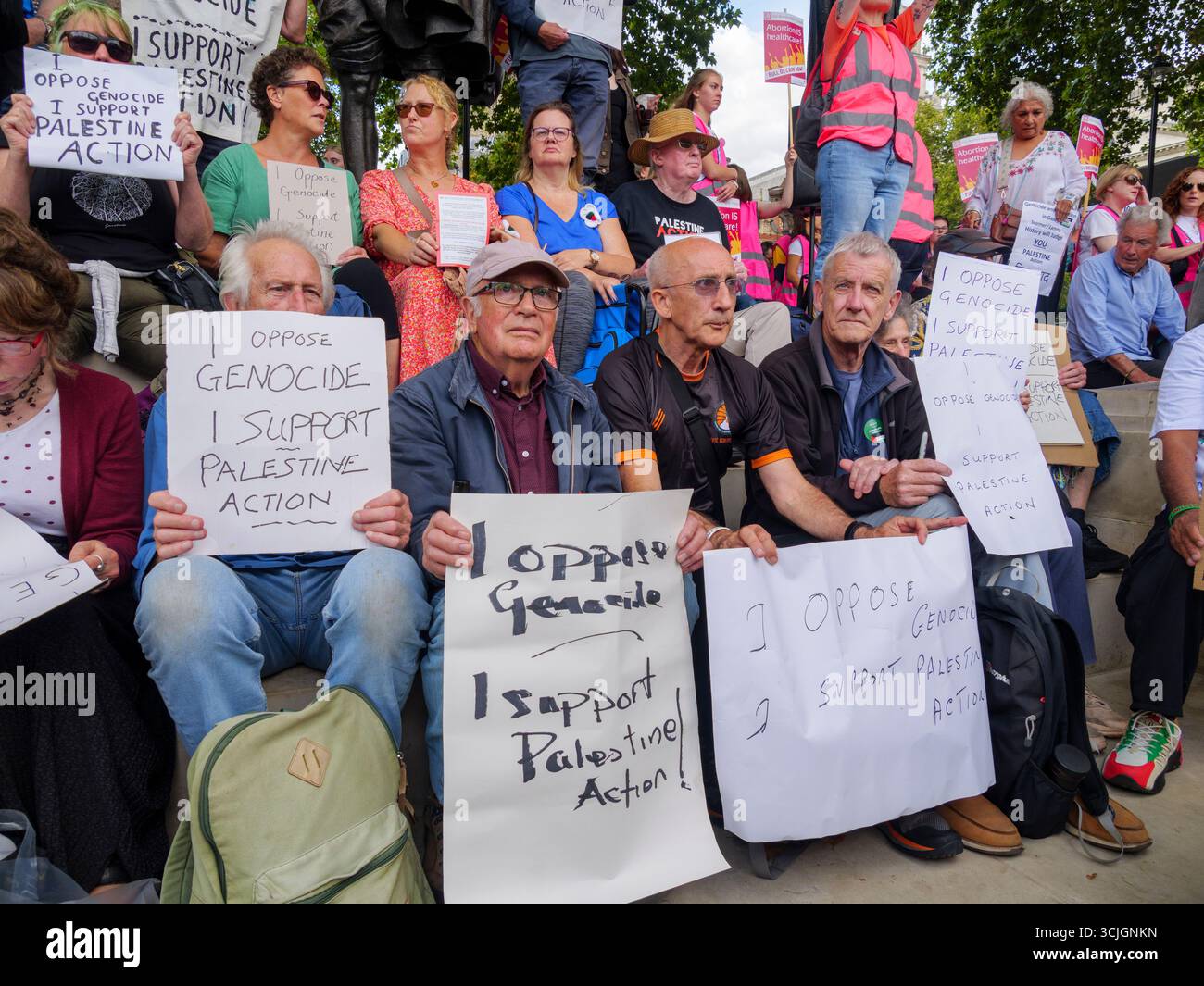 06 settembre 2025, Parliament Square, Westminster, Londra, Regno Unito. Palestina azione Ban dimostrazione organizzata da difendere le nostre Juries. I manifestanti hanno dei segni che affermano: “Mi oppongo al genocidio. Sostengo l’azione palestinese”. Foto Stock