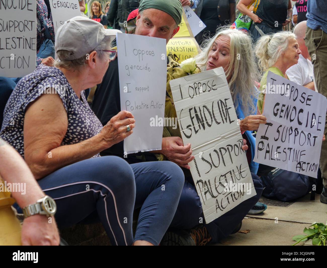 06 settembre 2025, Parliament Square, Westminster, Londra, Regno Unito. Palestina azione Ban dimostrazione organizzata da difendere le nostre Juries. I manifestanti hanno dei segni che affermano: “Mi oppongo al genocidio. Sostengo l’azione palestinese”. Foto Stock
