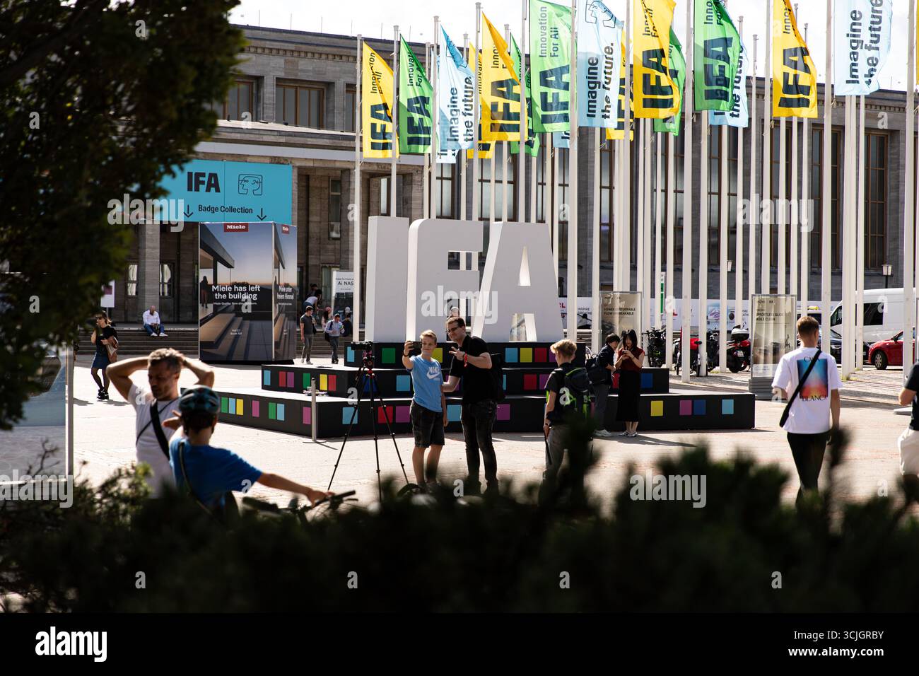 Berlino, Berlino, Germania. 7 settembre 2025. I giganti della tecnologia globale hanno lanciato i loro nuovi gadget e strumenti di intelligenza artificiale domenica 7 settembre 2025 alla fiera IFA di Berlino, una delle più grandi vetrine annuali del settore. Aziende, tra cui LG, Toshiba e Samsung, hanno presentato progressi nel campo delle appliance intelligenti, dei dispositivi mobili e delle funzionalità di intelligenza artificiale a marchio Galaxy. Gli espositori hanno anche messo in evidenza robot umanoidi, nuove piattaforme software basate sull'intelligenza artificiale e soluzioni di Home Entertainment basate su Google TV. DJI, produttore di droni, e Insta360, azienda produttrice di fotocamere, hanno presentato aggiornamenti rivolti a entrambi i professionisti Foto Stock