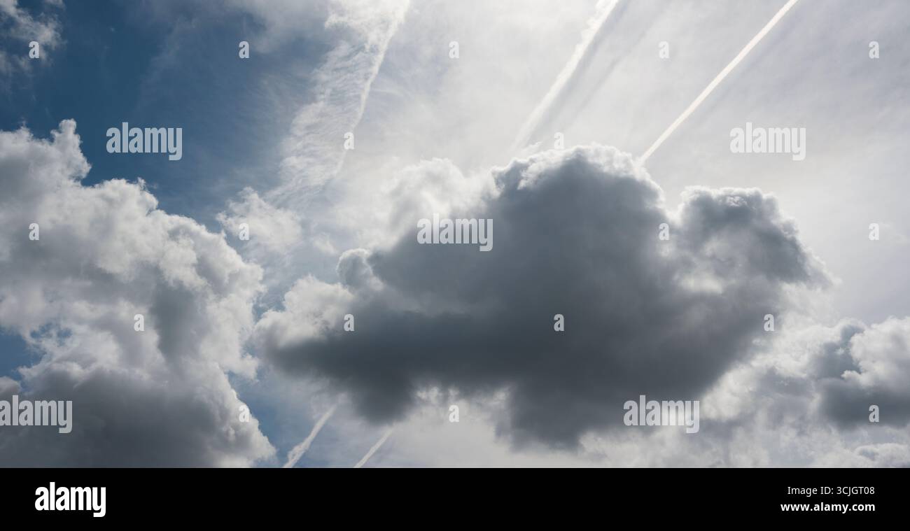 Cielo parzialmente nuvoloso con Airplane Trails Foto Stock