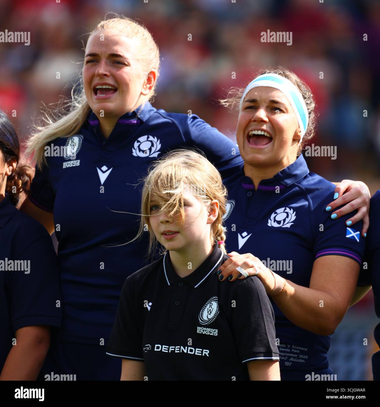 Exeter, Devon, Regno Unito. 6 settembre 2025. Women's Rugby World Cup Pool B: Canada contro Scozia a Sandy Park, Exeter. Nella foto: L'inno scozzese Unicorns 5 SARAH BONAR e il capitano 6 RACHEL MALCOLM con mascotte. Crediti: Nidpor/Alamy Live News Foto Stock