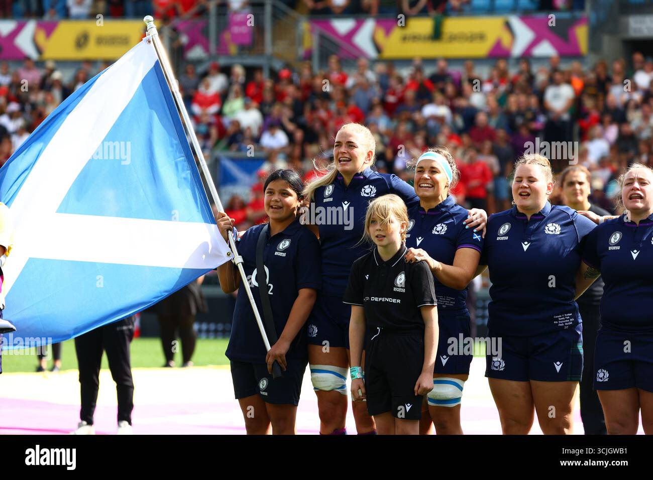 Exeter, Devon, Regno Unito. 6 settembre 2025. Women's Rugby World Cup Pool B: Canada contro Scozia a Sandy Park, Exeter. Nella foto: L'inno scozzese Unicorns portabandiera accanto a 5 SARAH BONAR e capitano 6 RACHEL MALCOLM con mascotte, 1 LEAH BARTLETT e 2 LANA SKELDON. Crediti: Nidpor/Alamy Live News Foto Stock