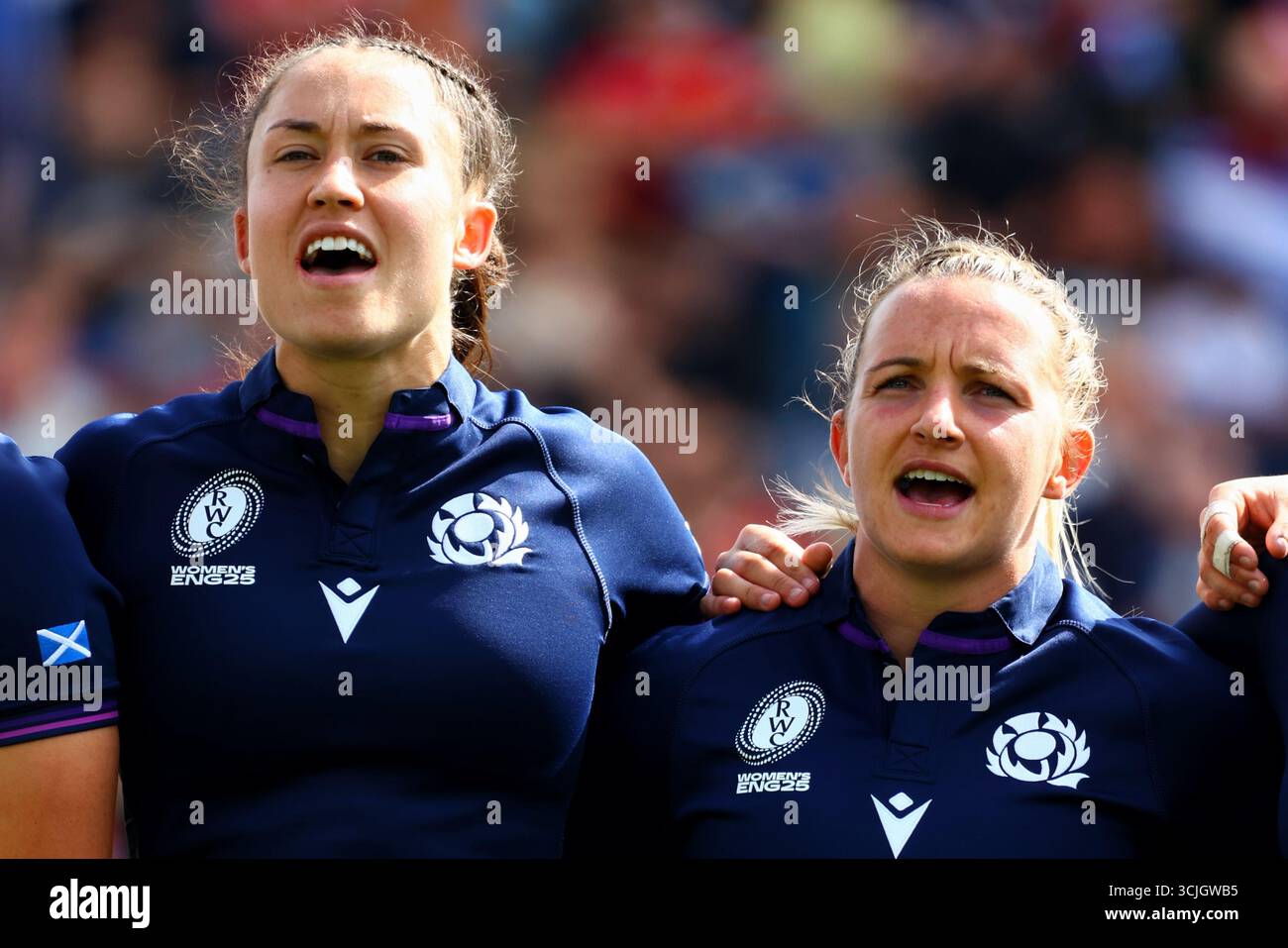 Exeter, Devon, Regno Unito. 6 settembre 2025. Women's Rugby World Cup Pool B: Canada contro Scozia a Sandy Park, Exeter. Nella foto: L'inno scozzese degli Unicorns 14 RHONA LLOYD e 15 CHLOE ROLLIE. Crediti: Nidpor/Alamy Live News Foto Stock