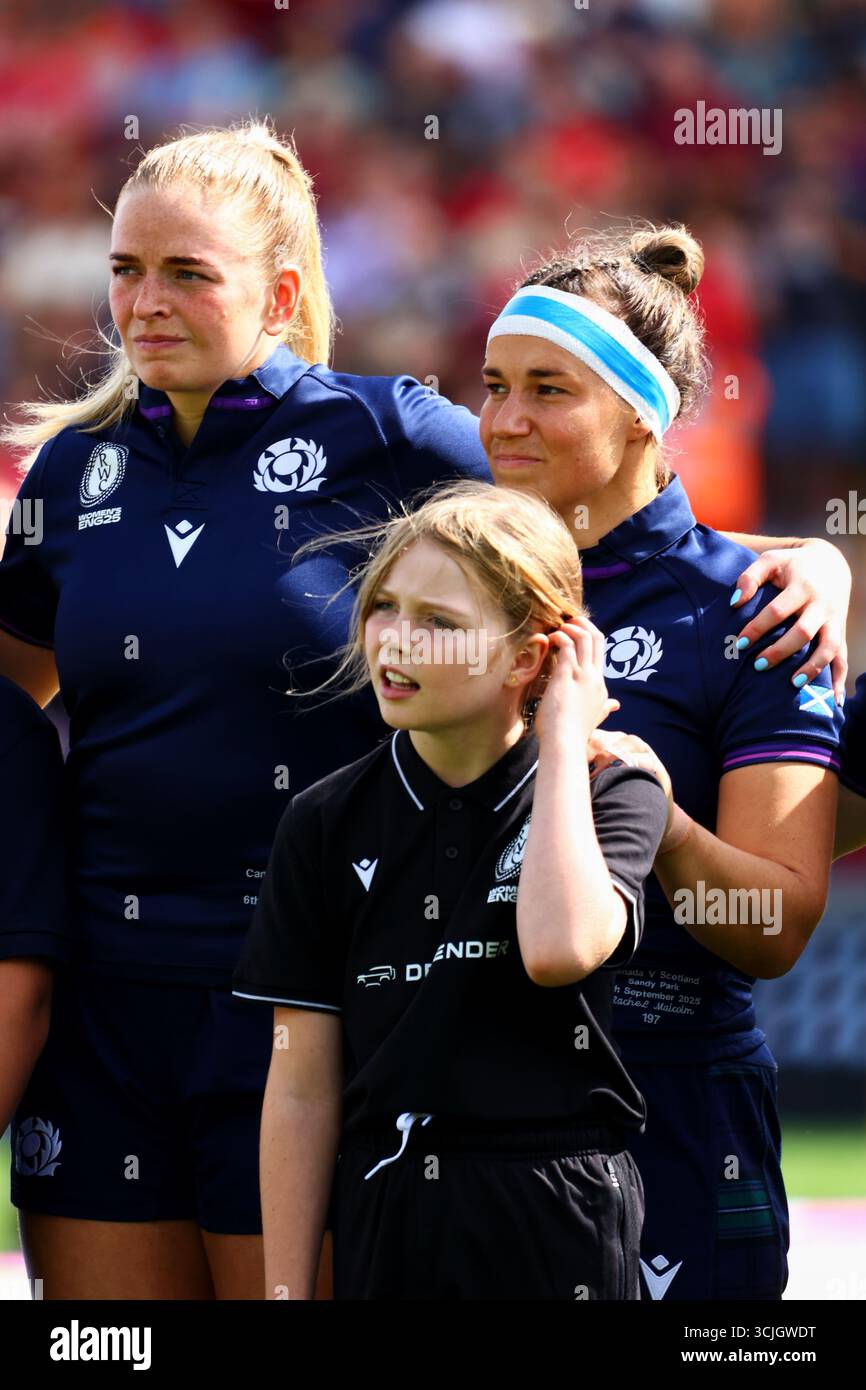 Exeter, Devon, Regno Unito. 6 settembre 2025. Women's Rugby World Cup Pool B: Canada contro Scozia a Sandy Park, Exeter. Nella foto: L'inno scozzese Unicorns 5 SARAH BONAR e il capitano 6 RACHEL MALCOLM con mascotte. Crediti: Nidpor/Alamy Live News Foto Stock