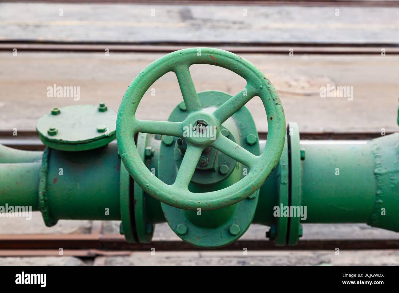 Sistema di tubazioni in acciaio industriale con valvola, primo piano. Foto Stock
