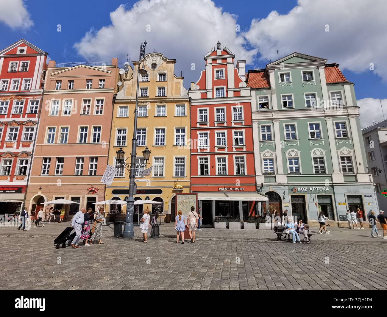 Wrocław Rynek, Polonia: Storica piazza della città vecchia con facciate colorate, strade acciottolate, luce estiva e vivace architettura nella bassa Slesia. - Immagine stock catturata con smartphone