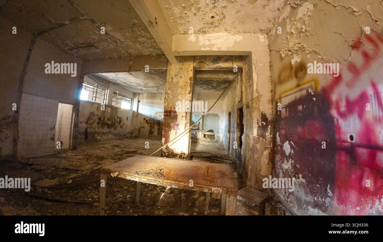 L'interno di una prigione abbandonata e decadente, con graffiti e detriti. Siria, prigione di Sednaya. Foto Stock