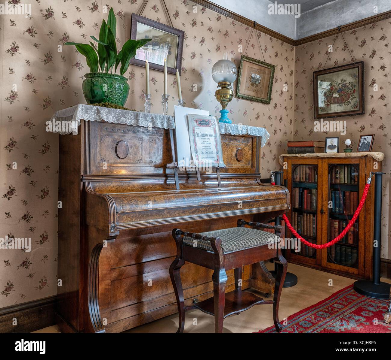 D H Lawrence Birthplace Museum, Victoria Street, Eastwood, Nottingham, Nottinghamshire, Inghilterra, Regno Unito - Vista interna del salotto Foto Stock