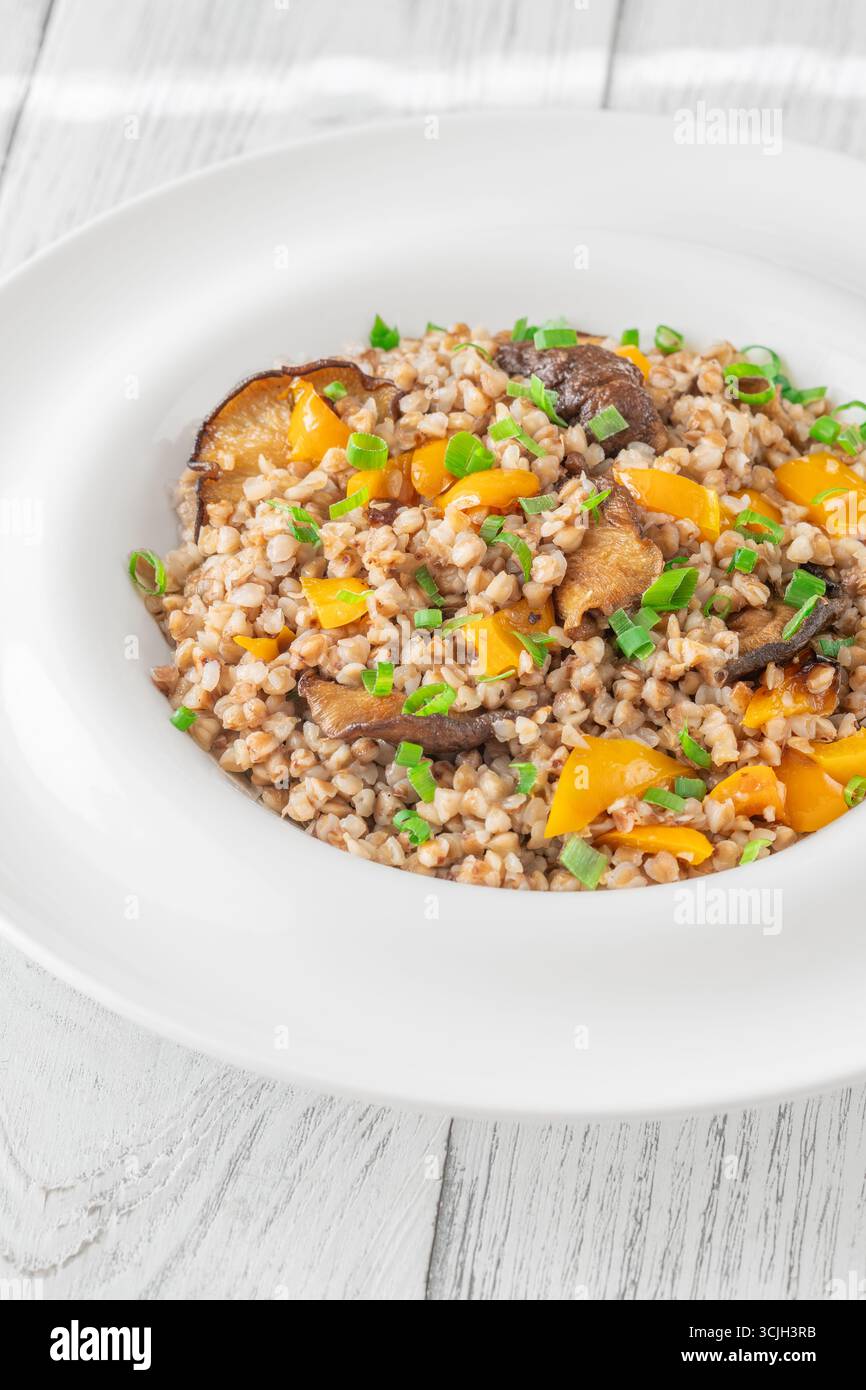 Grano saraceno caldo servito con funghi shiitake, peperoni, sana semplicità Foto Stock