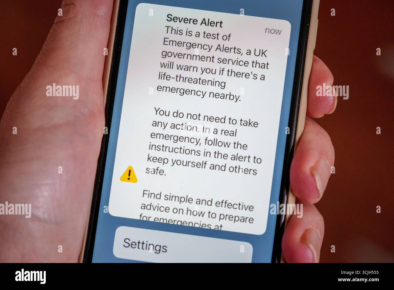 Un dettaglio di una schermata che mostra il secondo test della rete telefonica di emergenza britannica per la popolazione del Regno Unito, il 7 settembre 2025, a Londra, Inghilterra. Alle 15:00, il governo ha inviato telefoni in tutto il Regno Unito una sirena di dieci secondi insieme a questo messaggio per testare il neywork di emergenza nazionale quando potrebbe esserci un pericolo imminente per la vita, come durante eventi meteorologici estremi o un attacco terroristico. Il primo allarme è stato testato nel 2023. Foto Stock