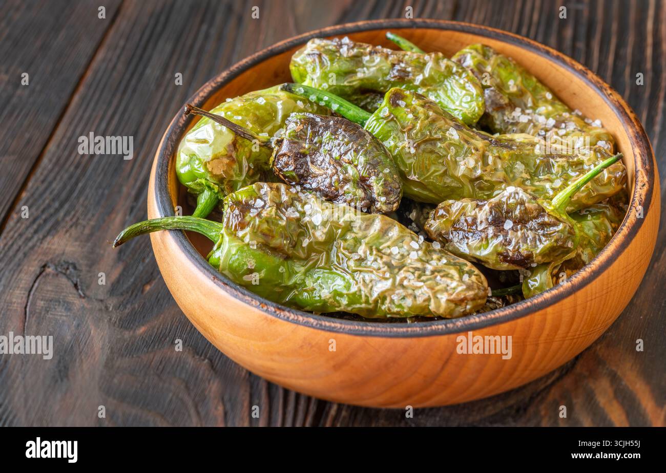 Peperoni verdi arrostiti brillanti di olio d'oliva e cosparsi di sale marino Foto Stock
