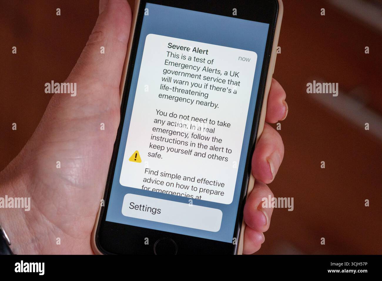 Un dettaglio di una schermata che mostra il secondo test della rete telefonica di emergenza britannica per la popolazione del Regno Unito, il 7 settembre 2025, a Londra, Inghilterra. Alle 15:00, il governo ha inviato telefoni in tutto il Regno Unito una sirena di dieci secondi insieme a questo messaggio per testare il neywork di emergenza nazionale quando potrebbe esserci un pericolo imminente per la vita, come durante eventi meteorologici estremi o un attacco terroristico. Il primo allarme è stato testato nel 2023. Foto Stock