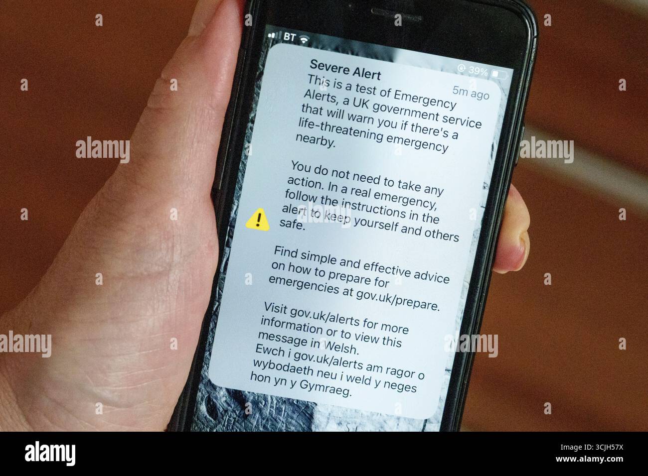 Un dettaglio di una schermata che mostra il secondo test della rete telefonica di emergenza britannica per la popolazione del Regno Unito, il 7 settembre 2025, a Londra, Inghilterra. Alle 15:00, il governo ha inviato telefoni in tutto il Regno Unito una sirena di dieci secondi insieme a questo messaggio per testare il neywork di emergenza nazionale quando potrebbe esserci un pericolo imminente per la vita, come durante eventi meteorologici estremi o un attacco terroristico. Il primo allarme è stato testato nel 2023. Foto Stock