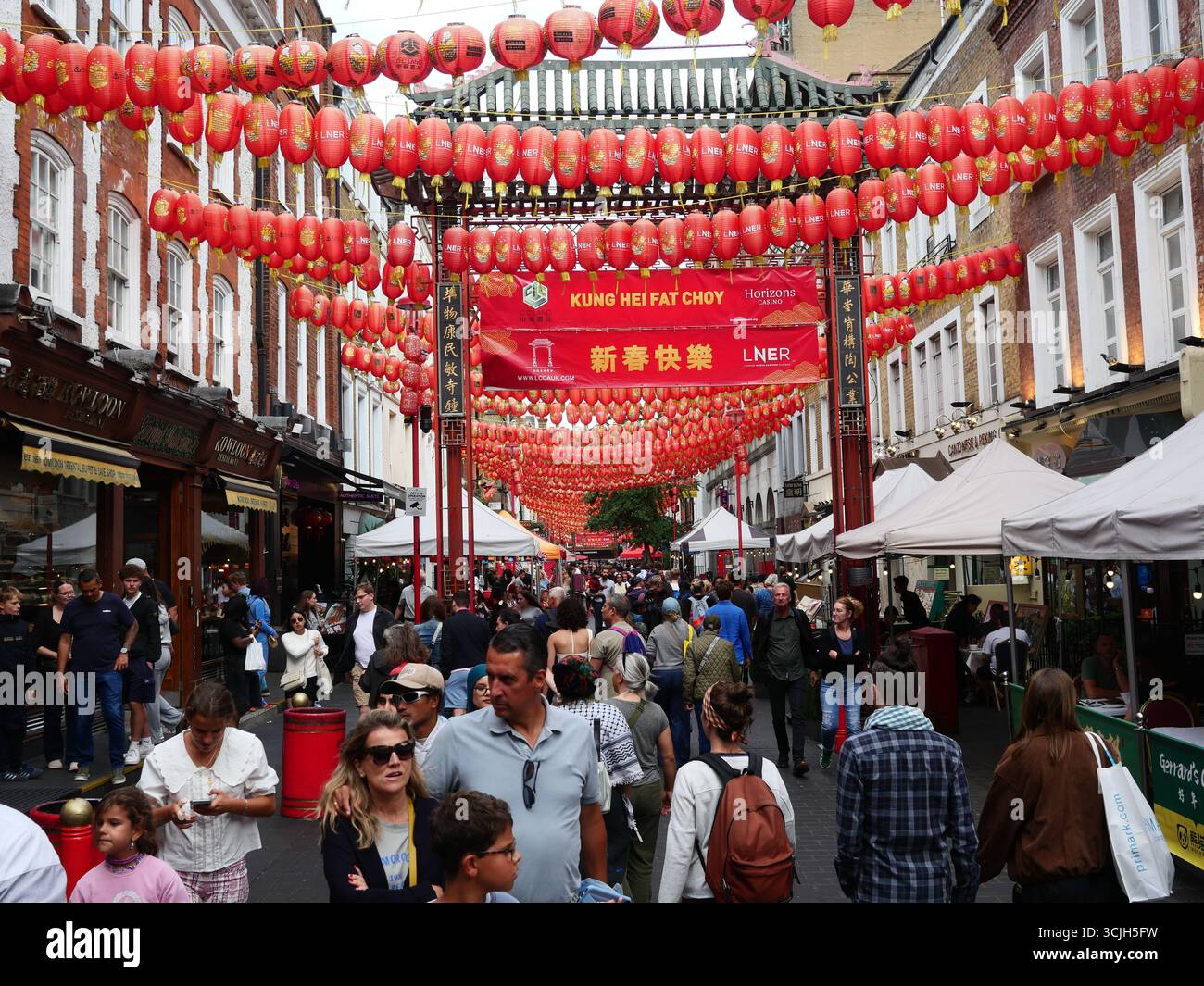Lanterne rosse cinesi che attraversano Gerrard Street, Chinatown, Londra, Regno Unito Foto Stock