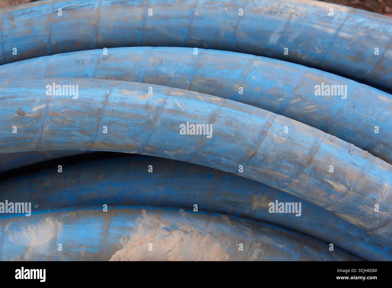 primo piano di tubi flessibili a spirale blu per impieghi gravosi su telaio completo, da utilizzare in perforatrici nell'industria dei pozzi tubolari, sfondo o sfondo morbido, industriale Foto Stock