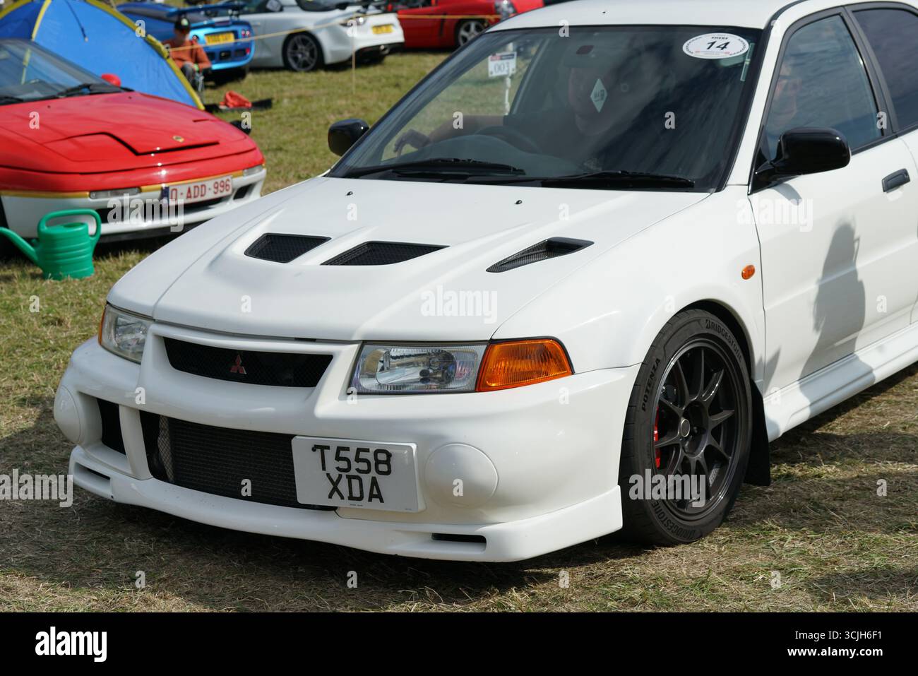 Auto sportiva bianca esposta all'Outdoor Automotive Show il giorno della domenica. Shere Hill Climb, East Clandon, Guildford Foto Stock