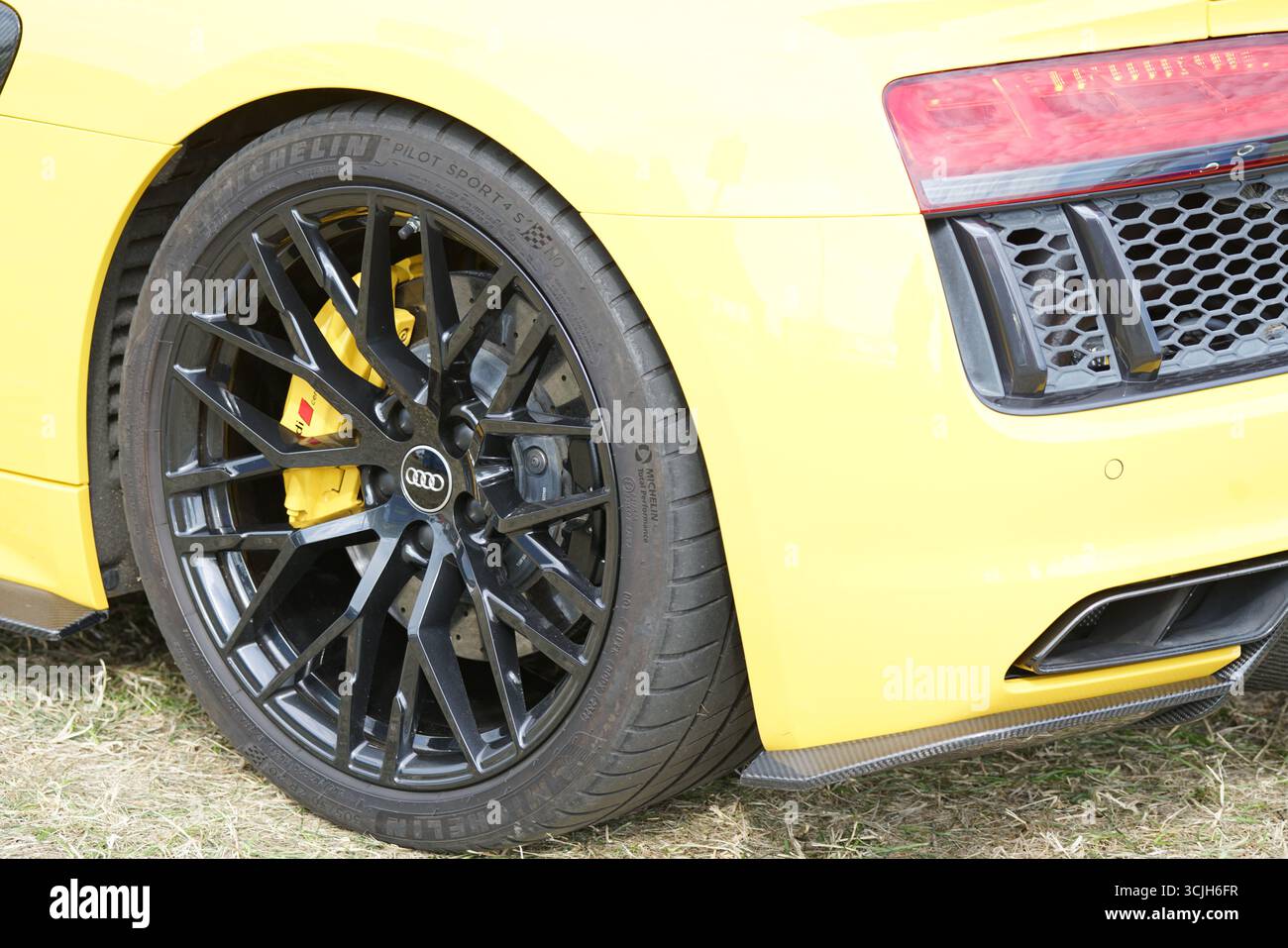 Primo piano di un'auto sportiva gialla con cerchi in lega nera. Shere Hill Climb, East Clandon, Guildford Foto Stock
