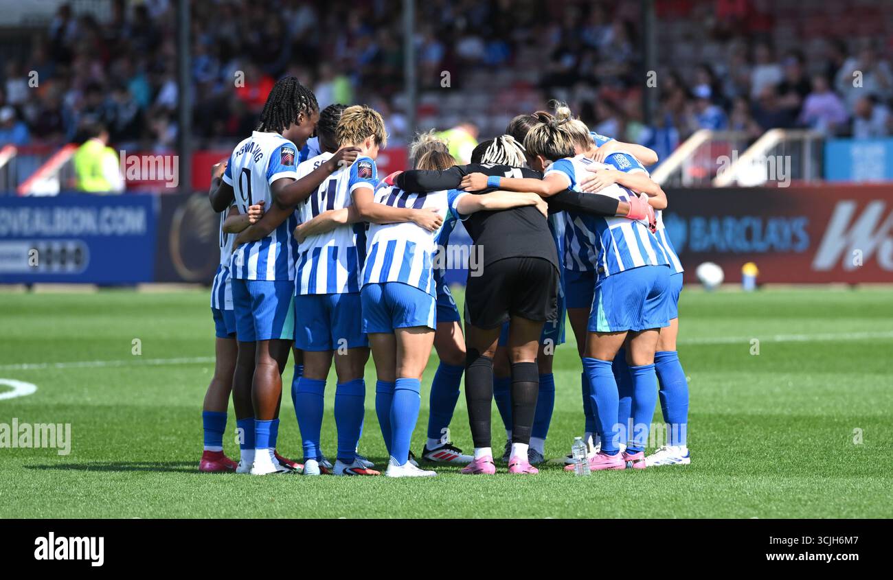Crawley , Regno Unito , 7 settembre 2025 - giocatori di Brighton in un huddle durante la partita di calcio femminile di Barclays Super League tra Brighton & Hove Albion e Aston Villa al Broadfield Stadium , Crawley , Regno Unito : Credit Simon Dack /TPI/ Alamy Live News Foto Stock