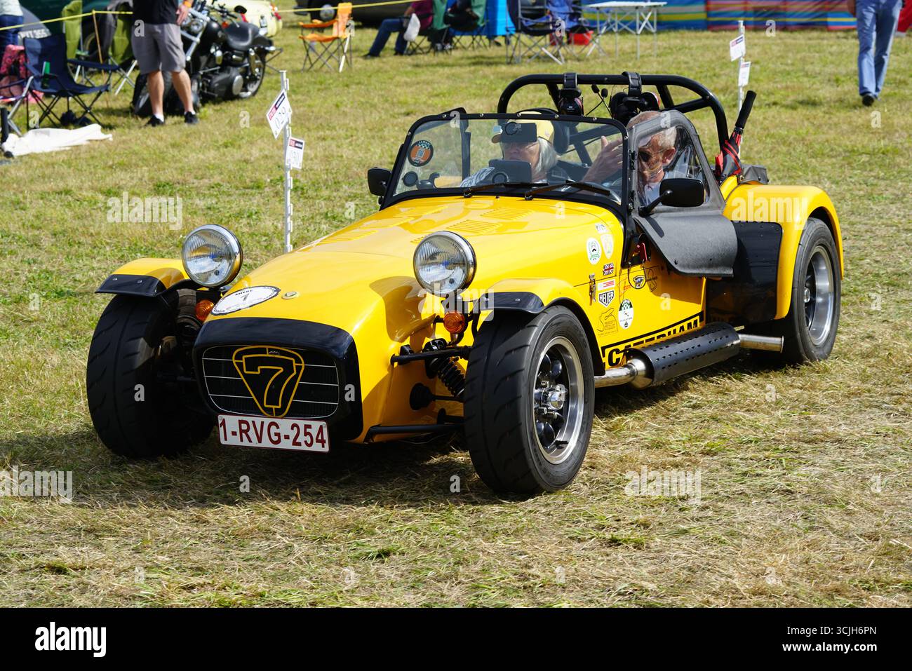 Auto sportiva gialla all'Outdoor Auto Show sul Grassy Field. Shere Hill Climb, East Clandon, Guildford Foto Stock