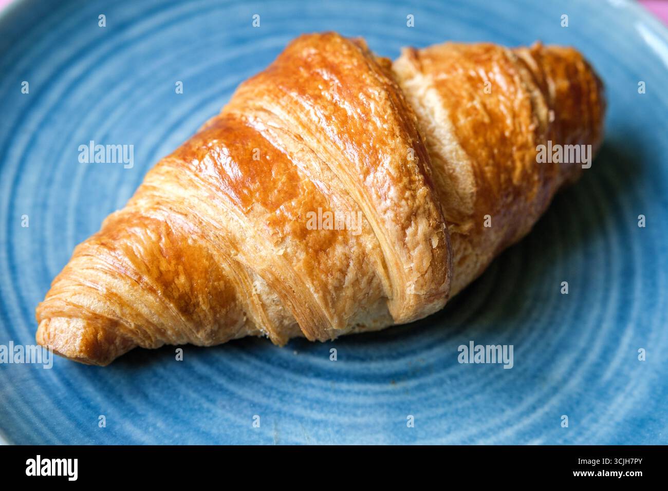 Londra Regno Unito, 7 settembre 2025, Single Butter Croisant servito su piatto Foto Stock