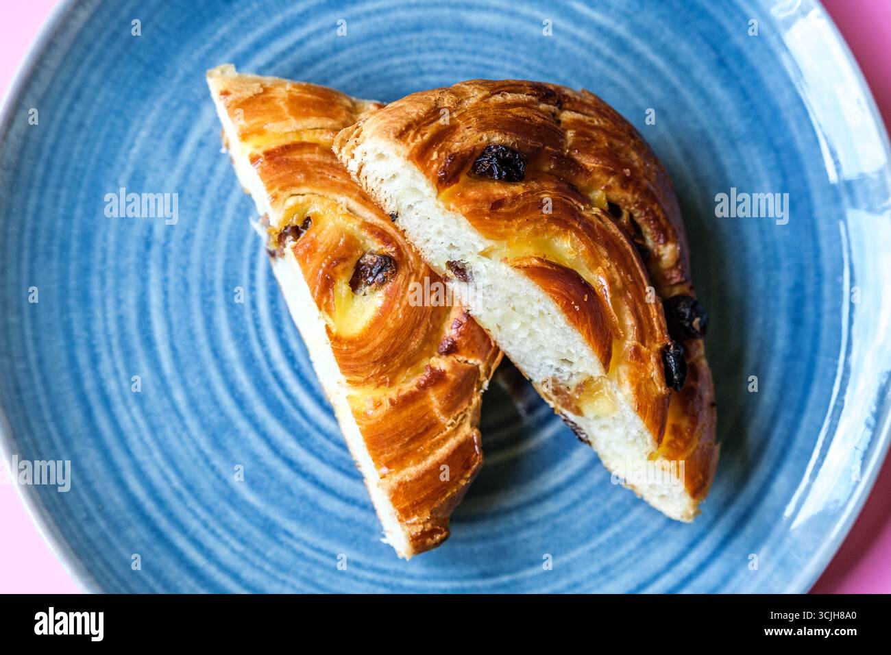 Londra Regno Unito, 07 settembre 2025, Single Pain Aux Raisin Cut in Half on A Plate Foto Stock