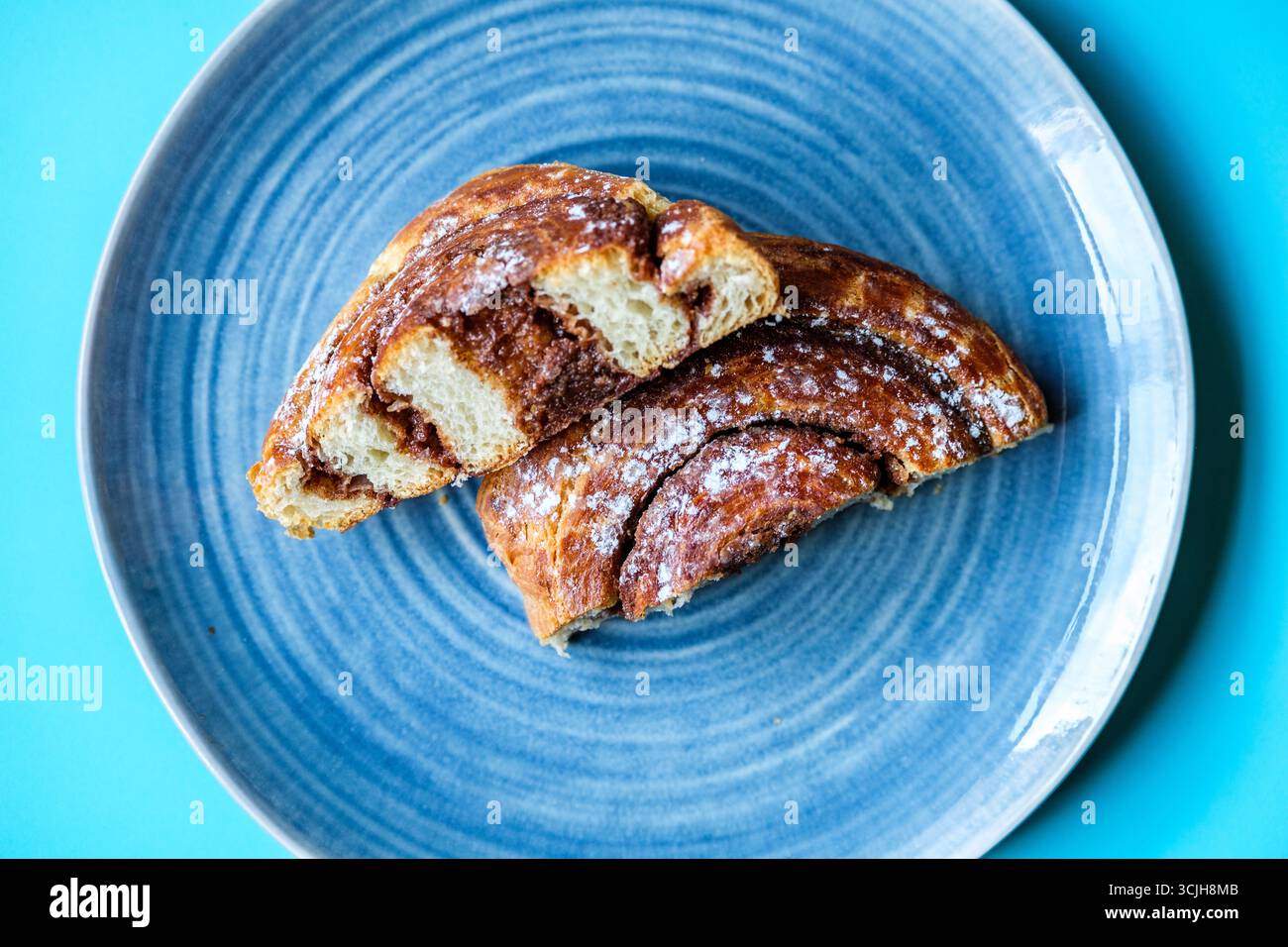Londra Regno Unito, 7 settembre 2025, Single Cinnamon Swirl Cut in Half on A Plate Foto Stock