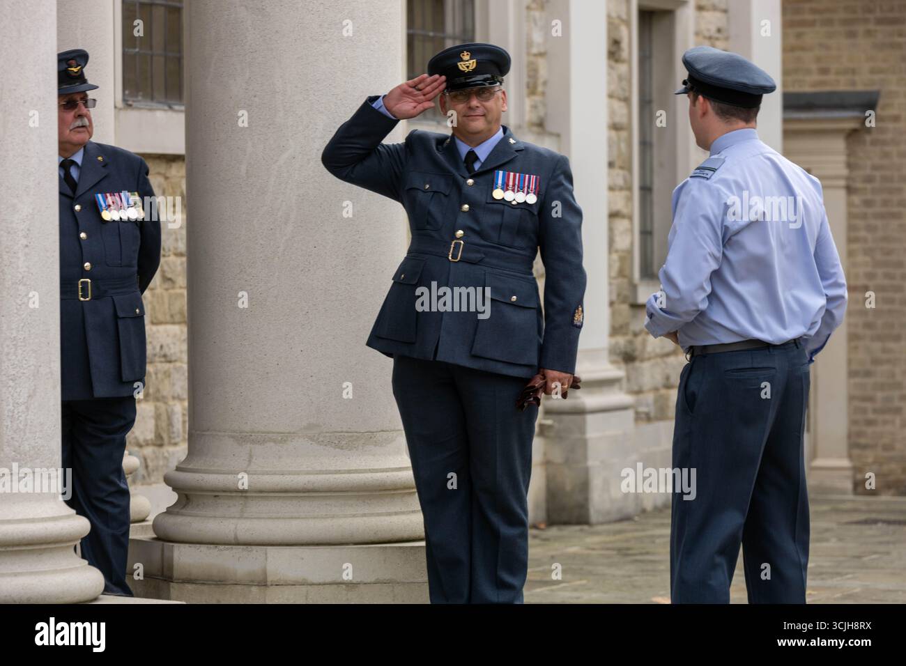 Brentwood Essex 07 settembre 2025 più di cinquecento cadetti aerei dell'Essex sfilarono attraverso il centro di Brentwood in una Wing Parade, dove il capitano del gruppo Anne-Marie Houghton fece il saluto prima di riunirsi alla Cattedrale di Brentwood per una cerimonia formale, credito: Ian Davidson/Alamy Live News Foto Stock