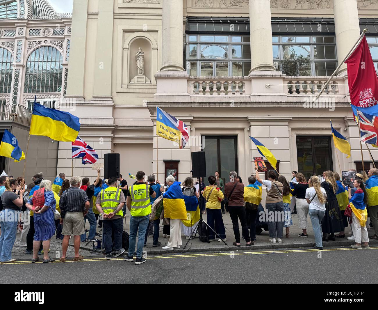 Protesta al di fuori della Royal Opera House dopo che è stata accusata di "tradimento" dall'Ucraina dopo aver permesso al soprano russo Anna Netrebko. Foto Stock
