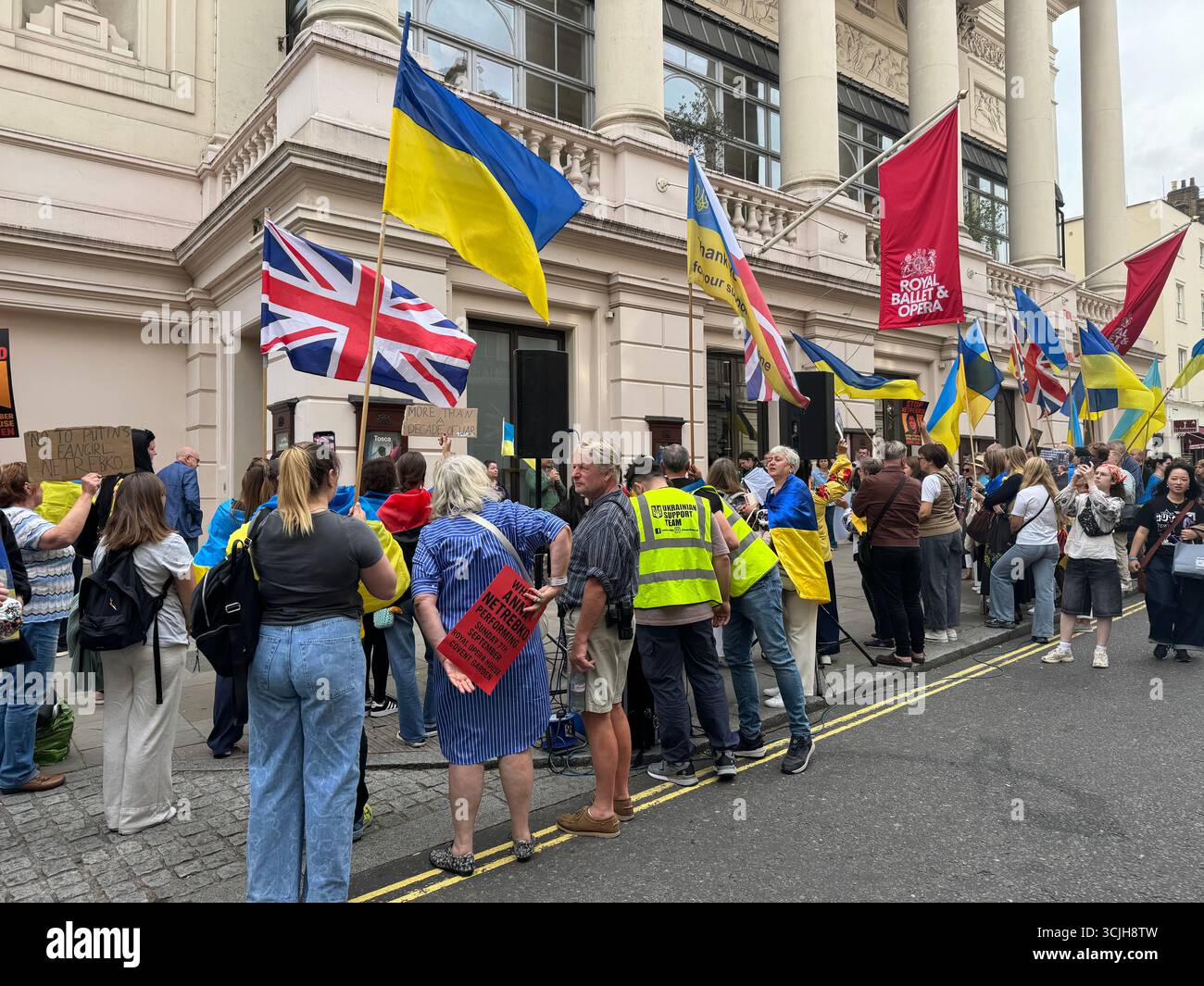 Protesta al di fuori della Royal Opera House dopo che è stata accusata di "tradimento" dall'Ucraina dopo aver permesso al soprano russo Anna Netrebko. Foto Stock