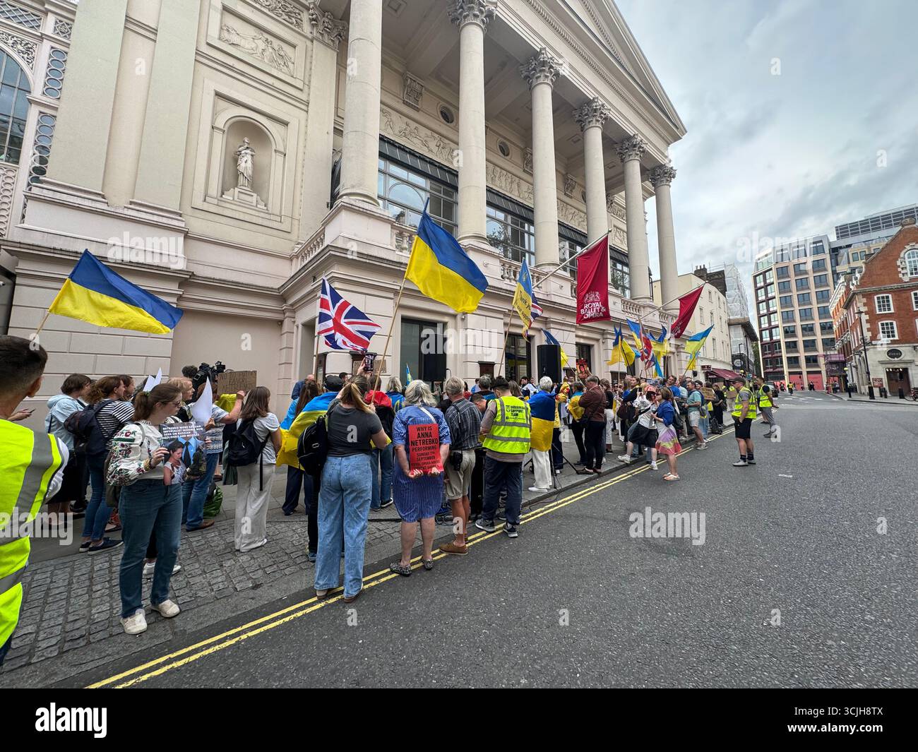 Protesta al di fuori della Royal Opera House dopo che è stata accusata di "tradimento" dall'Ucraina dopo aver permesso al soprano russo Anna Netrebko. Foto Stock