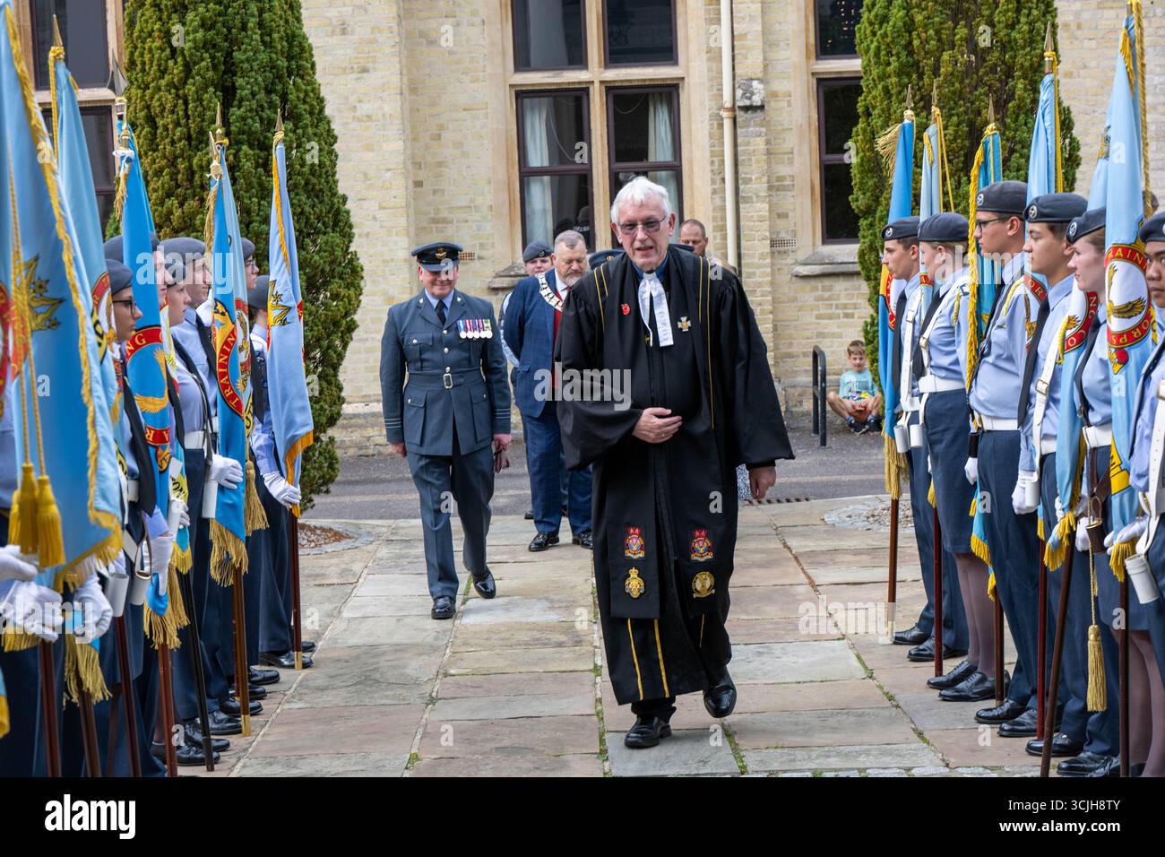 Brentwood Essex 07 settembre 2025 più di cinquecento cadetti aerei dell'Essex sfilarono attraverso il centro di Brentwood in una Wing Parade, dove il capitano del gruppo Anne-Marie Houghton fece il saluto prima di riunirsi alla Cattedrale di Brentwood per una cerimonia formale, credito: Ian Davidson/Alamy Live News Foto Stock