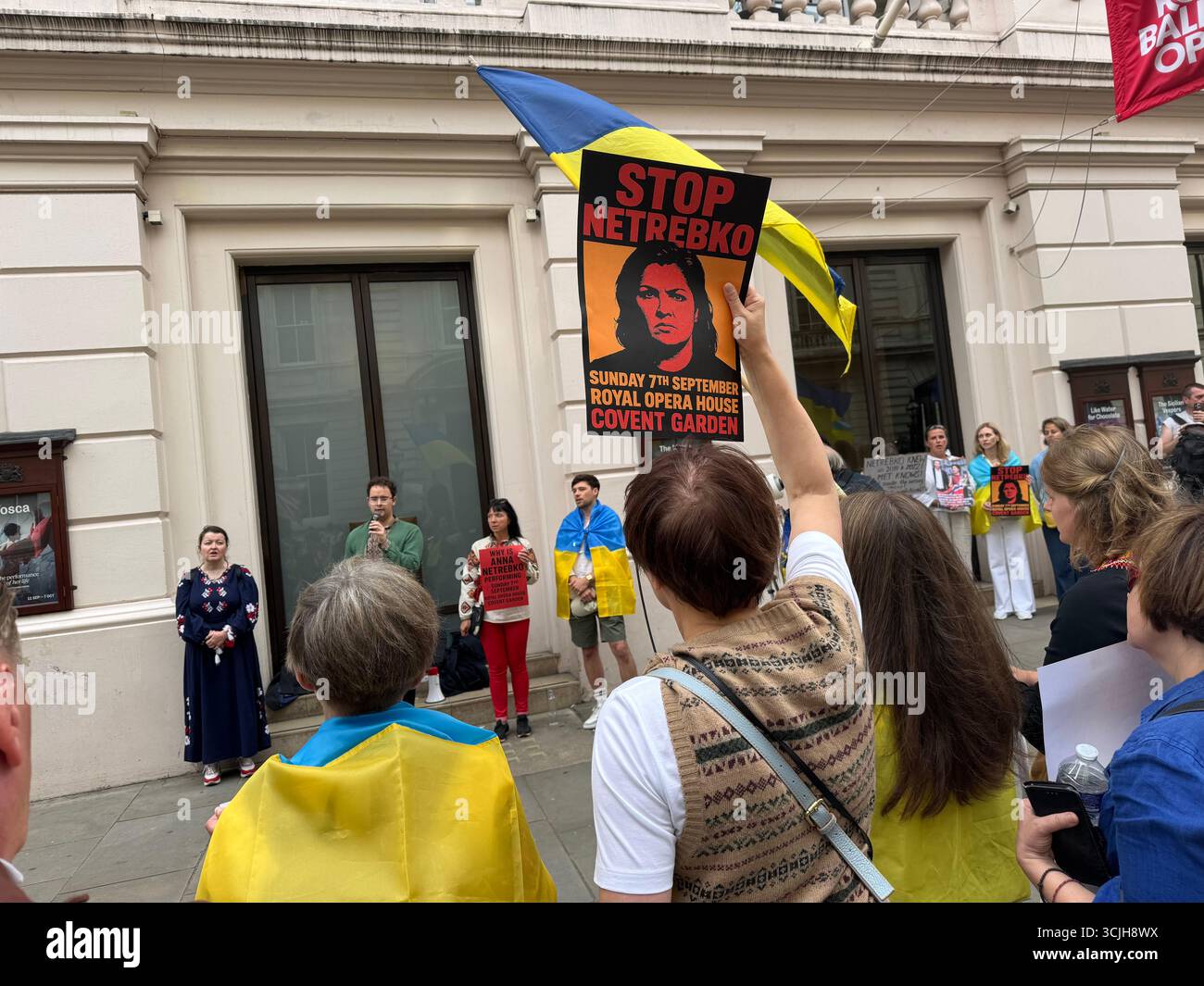 Protesta al di fuori della Royal Opera House dopo che è stata accusata di "tradimento" dall'Ucraina dopo aver permesso al soprano russo Anna Netrebko. Foto Stock