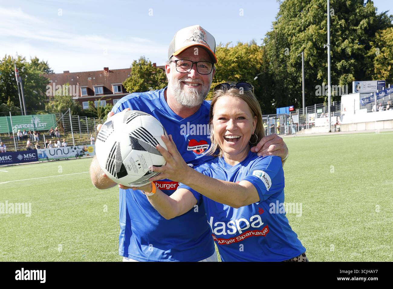 Brian Bojsen und Nova Meierhenrich beim Benefiz Fussballspiel "Kicken mit Herz" zugunsten der Kinder Herzstation der Universitaetsklinik Eppendorf (Regno Unito Foto Stock