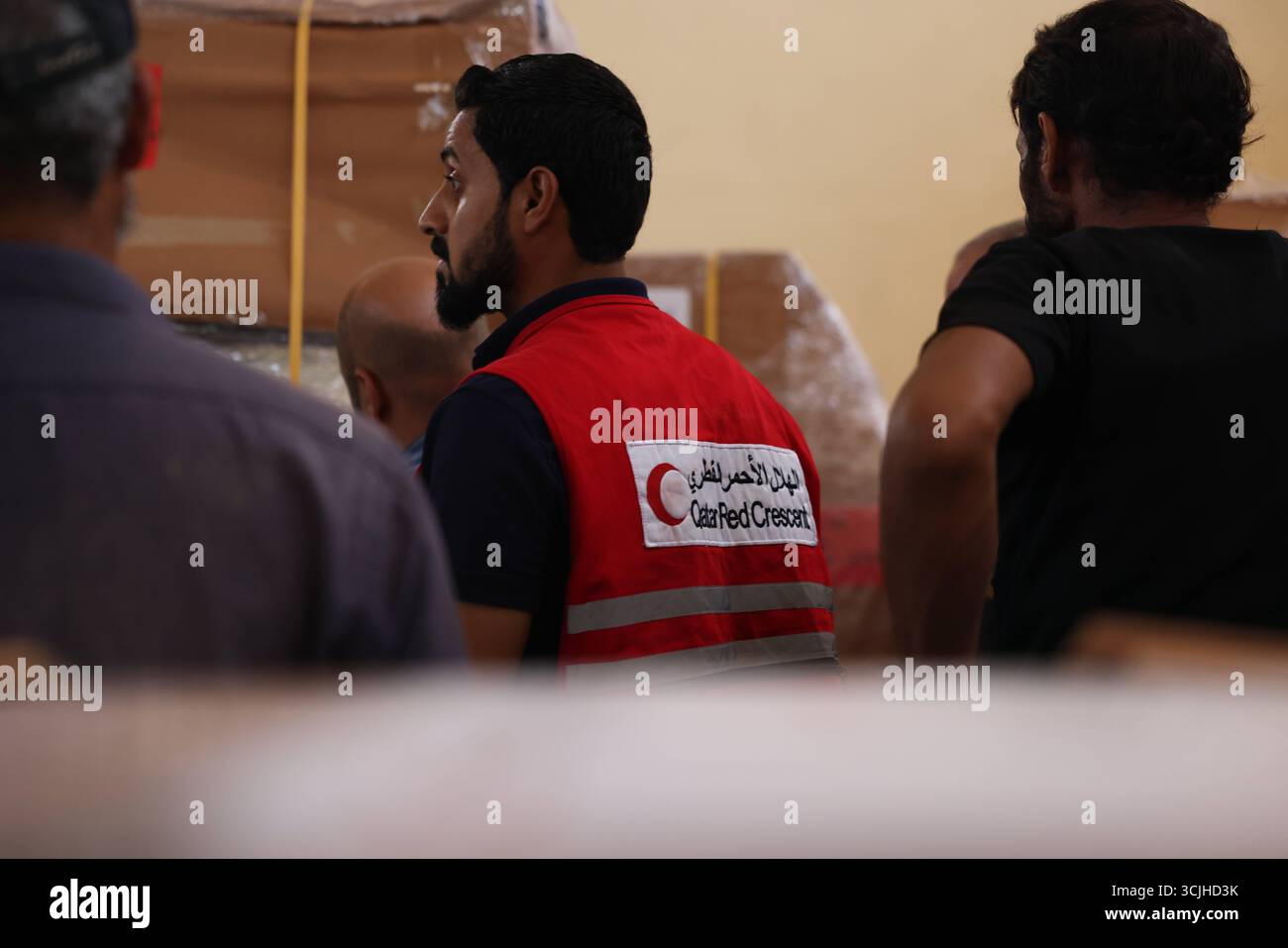 Gli operatori di soccorso scaricano la spedizione di aiuti medici del Qatar a Damasco per sostenere il recupero dopo Assad in Syrias gli operatori di soccorso scaricano scatole di aiuti medici fornite dal Qatar all'aeroporto internazionale di Damasco, parte del ponte umanitario a sostegno del recupero e della ricostruzione siriani dopo la caduta di Bashar al-Assad. Damasco Siria Copyright: XMohammadxBashirxAldaherx Foto Stock